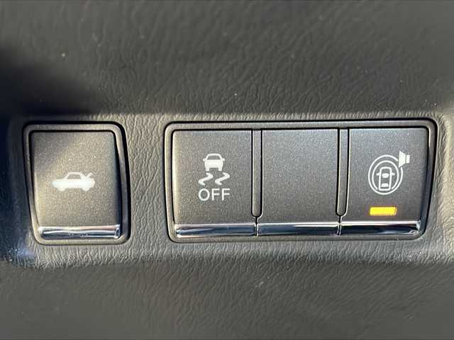 日産 シーマ ハイブリッド VIP G 大阪府 2017(平29)年 8.9万km スーパーブラック エマージェンシーブレーキ　サンルーフ　黒革シート　純正ナビ　CD DVD BT フルセグTV　後席ヘッドレストモニター　ＢＯＳＥサウンド　全席シートヒーター　前席シートクーラー　全席パワーシート　電動リアサンシェード　後席サイドシェード　助手席オットマン　左サイド・バックカメラ　ＥＴＣ　電動コーナーポール　フォグ　レーダークルコン　スマートキー　オートライト