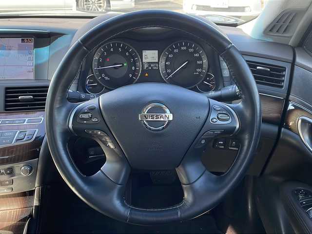 日産 シーマ ハイブリッド VIP G 大阪府 2017(平29)年 8.9万km スーパーブラック エマージェンシーブレーキ　サンルーフ　黒革シート　純正ナビ　CD DVD BT フルセグTV　後席ヘッドレストモニター　ＢＯＳＥサウンド　全席シートヒーター　前席シートクーラー　全席パワーシート　電動リアサンシェード　後席サイドシェード　助手席オットマン　左サイド・バックカメラ　ＥＴＣ　電動コーナーポール　フォグ　レーダークルコン　スマートキー　オートライト