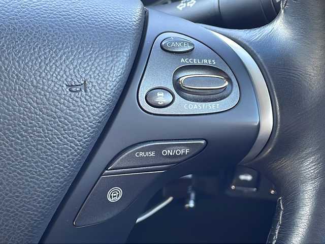 日産 シーマ ハイブリッド VIP G 大阪府 2017(平29)年 8.9万km スーパーブラック エマージェンシーブレーキ　サンルーフ　黒革シート　純正ナビ　CD DVD BT フルセグTV　後席ヘッドレストモニター　ＢＯＳＥサウンド　全席シートヒーター　前席シートクーラー　全席パワーシート　電動リアサンシェード　後席サイドシェード　助手席オットマン　左サイド・バックカメラ　ＥＴＣ　電動コーナーポール　フォグ　レーダークルコン　スマートキー　オートライト