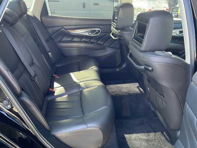 日産 シーマ ハイブリッド VIP G 大阪府 2017(平29)年 8.9万km スーパーブラック エマージェンシーブレーキ　サンルーフ　黒革シート　純正ナビ　CD DVD BT フルセグTV　後席ヘッドレストモニター　ＢＯＳＥサウンド　全席シートヒーター　前席シートクーラー　全席パワーシート　電動リアサンシェード　後席サイドシェード　助手席オットマン　左サイド・バックカメラ　ＥＴＣ　電動コーナーポール　フォグ　レーダークルコン　スマートキー　オートライト