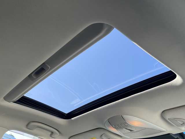 日産 シーマ ハイブリッド VIP G 大阪府 2017(平29)年 8.9万km スーパーブラック エマージェンシーブレーキ　サンルーフ　黒革シート　純正ナビ　CD DVD BT フルセグTV　後席ヘッドレストモニター　ＢＯＳＥサウンド　全席シートヒーター　前席シートクーラー　全席パワーシート　電動リアサンシェード　後席サイドシェード　助手席オットマン　左サイド・バックカメラ　ＥＴＣ　電動コーナーポール　フォグ　レーダークルコン　スマートキー　オートライト