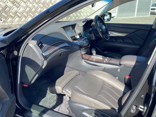 日産 シーマ ハイブリッド VIP G 大阪府 2017(平29)年 8.9万km スーパーブラック エマージェンシーブレーキ　サンルーフ　黒革シート　純正ナビ　CD DVD BT フルセグTV　後席ヘッドレストモニター　ＢＯＳＥサウンド　全席シートヒーター　前席シートクーラー　全席パワーシート　電動リアサンシェード　後席サイドシェード　助手席オットマン　左サイド・バックカメラ　ＥＴＣ　電動コーナーポール　フォグ　レーダークルコン　スマートキー　オートライト