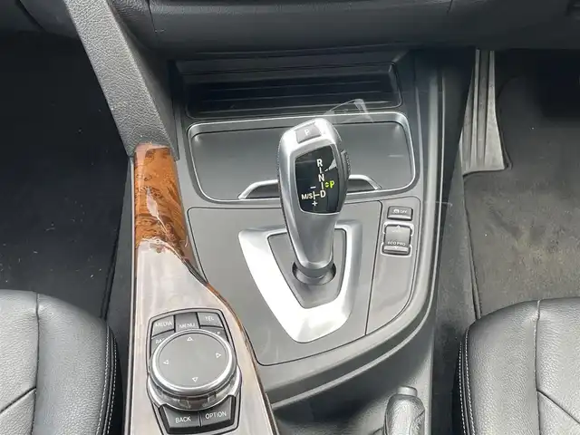 ＢＭＷ ３２０ｄ ラグジュアリー 埼玉県 2016(平28)年 18.7万km インペリアル・ブルー・ブリリアント・エフェクト 純正ナビ/ＢＳＭ/ＡＣＣ/レーンキープ/バックカメラ/ＥＴＣ/ハンズフリートランクオープナー/スペアキー