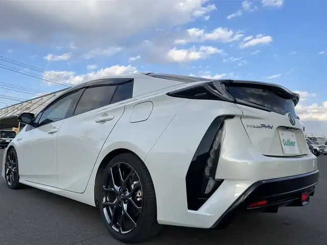 トヨタ プリウス ＰＨＶ Sナビパッケージ・GRスポーツ 岡山県 2019(平31)年 8.2万km ホワイトパールクリスタルシャイン 登録時走行距離81992km/純正11.6インチナビ/フルセグTV(AM/FM/Bluetooth)/バックカメラ/ビルトインETC2.0/ドライブレコーダー/トヨタセーフティセンス/・レーダークルーズコントロール/・プリクラッシュセーフティ/・オートマチックハイビーム/・レーントレーシングアシスト/D/N席シートヒーター/USB入力端子/純正フロアマット/17インチ純正AW/プッシュスタート/スマートキー×2