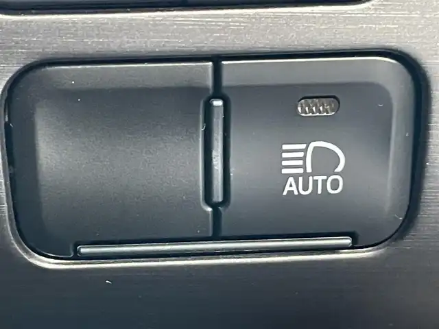 トヨタ プリウス ＰＨＶ Sナビパッケージ・GRスポーツ 岡山県 2019(平31)年 8.2万km ホワイトパールクリスタルシャイン 登録時走行距離81992km/純正11.6インチナビ/フルセグTV(AM/FM/Bluetooth)/バックカメラ/ビルトインETC2.0/ドライブレコーダー/トヨタセーフティセンス/・レーダークルーズコントロール/・プリクラッシュセーフティ/・オートマチックハイビーム/・レーントレーシングアシスト/D/N席シートヒーター/USB入力端子/純正フロアマット/17インチ純正AW/プッシュスタート/スマートキー×2