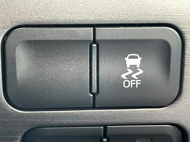 トヨタ プリウス ＰＨＶ Sナビパッケージ・GRスポーツ 岡山県 2019(平31)年 8.2万km ホワイトパールクリスタルシャイン 登録時走行距離81992km/純正11.6インチナビ/フルセグTV(AM/FM/Bluetooth)/バックカメラ/ビルトインETC2.0/ドライブレコーダー/トヨタセーフティセンス/・レーダークルーズコントロール/・プリクラッシュセーフティ/・オートマチックハイビーム/・レーントレーシングアシスト/D/N席シートヒーター/USB入力端子/純正フロアマット/17インチ純正AW/プッシュスタート/スマートキー×2