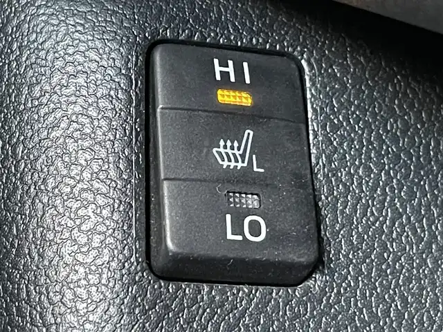 トヨタ プリウス ＰＨＶ Sナビパッケージ・GRスポーツ 岡山県 2019(平31)年 8.2万km ホワイトパールクリスタルシャイン 登録時走行距離81992km/純正11.6インチナビ/フルセグTV(AM/FM/Bluetooth)/バックカメラ/ビルトインETC2.0/ドライブレコーダー/トヨタセーフティセンス/・レーダークルーズコントロール/・プリクラッシュセーフティ/・オートマチックハイビーム/・レーントレーシングアシスト/D/N席シートヒーター/USB入力端子/純正フロアマット/17インチ純正AW/プッシュスタート/スマートキー×2