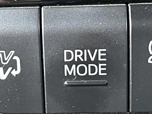 トヨタ プリウス ＰＨＶ Sナビパッケージ・GRスポーツ 岡山県 2019(平31)年 8.2万km ホワイトパールクリスタルシャイン 登録時走行距離81992km/純正11.6インチナビ/フルセグTV(AM/FM/Bluetooth)/バックカメラ/ビルトインETC2.0/ドライブレコーダー/トヨタセーフティセンス/・レーダークルーズコントロール/・プリクラッシュセーフティ/・オートマチックハイビーム/・レーントレーシングアシスト/D/N席シートヒーター/USB入力端子/純正フロアマット/17インチ純正AW/プッシュスタート/スマートキー×2