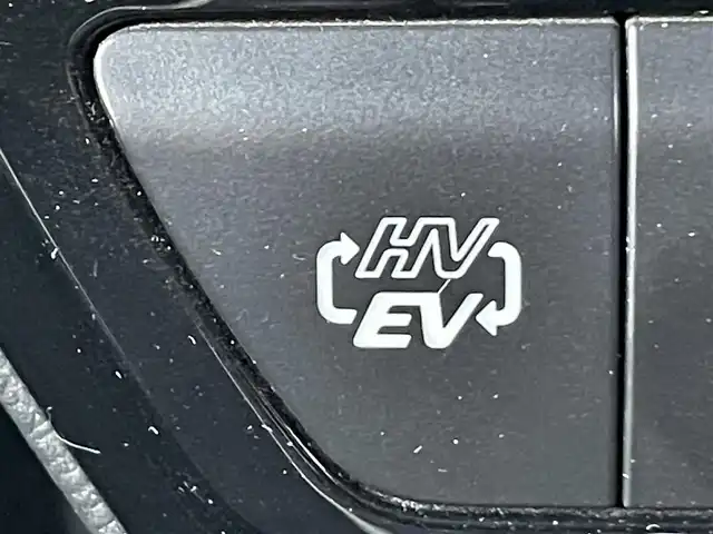 トヨタ プリウス ＰＨＶ Sナビパッケージ・GRスポーツ 岡山県 2019(平31)年 8.2万km ホワイトパールクリスタルシャイン 登録時走行距離81992km/純正11.6インチナビ/フルセグTV(AM/FM/Bluetooth)/バックカメラ/ビルトインETC2.0/ドライブレコーダー/トヨタセーフティセンス/・レーダークルーズコントロール/・プリクラッシュセーフティ/・オートマチックハイビーム/・レーントレーシングアシスト/D/N席シートヒーター/USB入力端子/純正フロアマット/17インチ純正AW/プッシュスタート/スマートキー×2