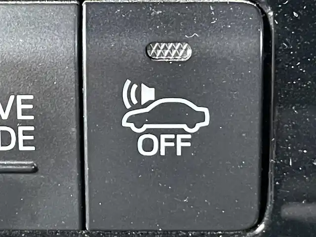 トヨタ プリウス ＰＨＶ Sナビパッケージ・GRスポーツ 岡山県 2019(平31)年 8.2万km ホワイトパールクリスタルシャイン 登録時走行距離81992km/純正11.6インチナビ/フルセグTV(AM/FM/Bluetooth)/バックカメラ/ビルトインETC2.0/ドライブレコーダー/トヨタセーフティセンス/・レーダークルーズコントロール/・プリクラッシュセーフティ/・オートマチックハイビーム/・レーントレーシングアシスト/D/N席シートヒーター/USB入力端子/純正フロアマット/17インチ純正AW/プッシュスタート/スマートキー×2