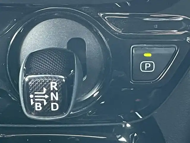 トヨタ プリウス ＰＨＶ Sナビパッケージ・GRスポーツ 岡山県 2019(平31)年 8.2万km ホワイトパールクリスタルシャイン 登録時走行距離81992km/純正11.6インチナビ/フルセグTV(AM/FM/Bluetooth)/バックカメラ/ビルトインETC2.0/ドライブレコーダー/トヨタセーフティセンス/・レーダークルーズコントロール/・プリクラッシュセーフティ/・オートマチックハイビーム/・レーントレーシングアシスト/D/N席シートヒーター/USB入力端子/純正フロアマット/17インチ純正AW/プッシュスタート/スマートキー×2