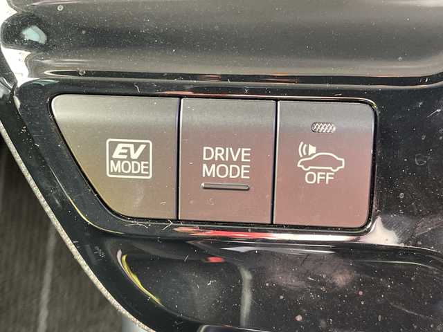 トヨタ プリウス S 茨城県 2019(平31)年 10.5万km アティチュードブラックマイカ 純正ナビ/ドライブレコーダー/ETC/フルセグテレビ/バックカメラ/プッシュスタート/クルーズコントロール/ドアバイザー/ウィンカーミラー/LEDヘッドライト