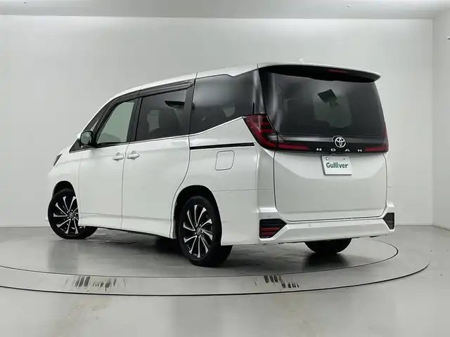 トヨタ ノア S－Z 埼玉県 2023(令5)年 1.3万km ホワイトパールクリスタルシャイン 純正ナビ/(Bluetooth/USB/CD/DVD/AM/FM)/地デジフルセグ/純正14型有機EL後席ディスプレイ/パワーバックドア/バックカメラ/前席シートヒーター/オットマン/前方ドライブレコーダー/ETC2.0/アダプティブクルーズコントロール/車線逸脱警報/ブラインドスポットモニター/衝突軽減ブレーキ/クリアランスソナー/レーンキープアシスト/ドライバーモニター/電子パーキングシステム/ブレーキホールド/ドライブモードセレクト/ロールサンシェード/フロントフォグライト/純正フロアマット/純正ドアバイザー/純正17インチアルミホイール