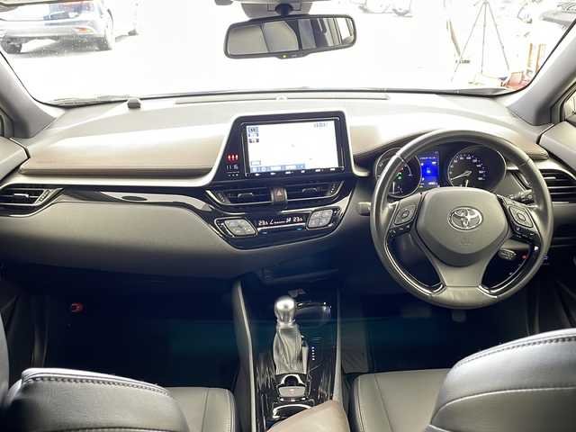 トヨタ Ｃ－ＨＲ G 兵庫県 2018(平30)年 4.2万km メタルストリームM ・Toyota Safety Sense/・プリクラッシュセーフティ/・レーンディパーチャーアラート（ステアリング制御付）/・オートマチックハイビーム/・レーダークルーズコントロール（全車速追従機能付）/・ブラインドスポットモニター/・LEDヘッドライト/・純正9インチナビ/CD/DVD/SD/BT/TV/・バックカメラ/・ビルトインETC2.0/・レザーシート/・前席シートヒーター/・オートワイパー/・純正１８インチアルミホイール/・純正フロアマット/・nanoeエアコン/・スマートキー/・プッシュスタート/・ヒルスタートアシストコントロール/・保証書/・取扱説明書