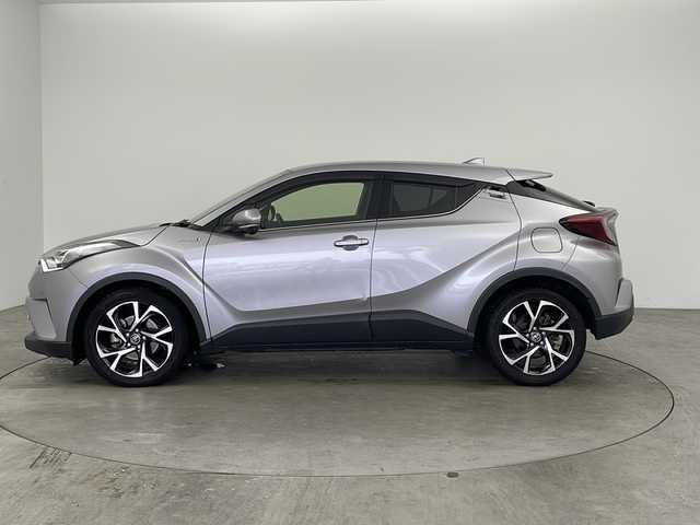 トヨタ Ｃ－ＨＲ G 兵庫県 2018(平30)年 4.2万km メタルストリームM ・Toyota Safety Sense/・プリクラッシュセーフティ/・レーンディパーチャーアラート（ステアリング制御付）/・オートマチックハイビーム/・レーダークルーズコントロール（全車速追従機能付）/・ブラインドスポットモニター/・LEDヘッドライト/・純正9インチナビ/CD/DVD/SD/BT/TV/・バックカメラ/・ビルトインETC2.0/・レザーシート/・前席シートヒーター/・オートワイパー/・純正１８インチアルミホイール/・純正フロアマット/・nanoeエアコン/・スマートキー/・プッシュスタート/・ヒルスタートアシストコントロール/・保証書/・取扱説明書