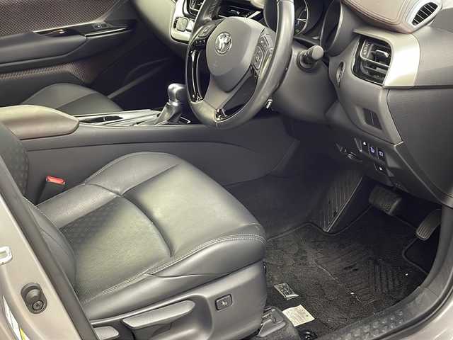 トヨタ Ｃ－ＨＲ G 兵庫県 2018(平30)年 4.2万km メタルストリームM ・Toyota Safety Sense/・プリクラッシュセーフティ/・レーンディパーチャーアラート（ステアリング制御付）/・オートマチックハイビーム/・レーダークルーズコントロール（全車速追従機能付）/・ブラインドスポットモニター/・LEDヘッドライト/・純正9インチナビ/CD/DVD/SD/BT/TV/・バックカメラ/・ビルトインETC2.0/・レザーシート/・前席シートヒーター/・オートワイパー/・純正１８インチアルミホイール/・純正フロアマット/・nanoeエアコン/・スマートキー/・プッシュスタート/・ヒルスタートアシストコントロール/・保証書/・取扱説明書