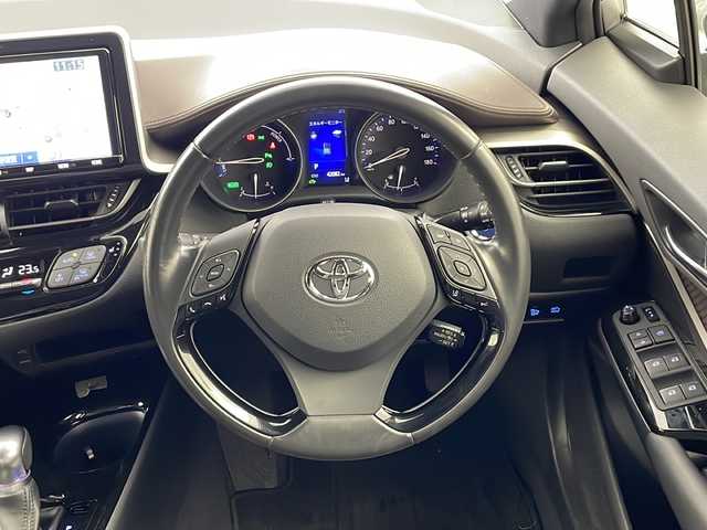 トヨタ Ｃ－ＨＲ G 兵庫県 2018(平30)年 4.2万km メタルストリームM ・Toyota Safety Sense/・プリクラッシュセーフティ/・レーンディパーチャーアラート（ステアリング制御付）/・オートマチックハイビーム/・レーダークルーズコントロール（全車速追従機能付）/・ブラインドスポットモニター/・LEDヘッドライト/・純正9インチナビ/CD/DVD/SD/BT/TV/・バックカメラ/・ビルトインETC2.0/・レザーシート/・前席シートヒーター/・オートワイパー/・純正１８インチアルミホイール/・純正フロアマット/・nanoeエアコン/・スマートキー/・プッシュスタート/・ヒルスタートアシストコントロール/・保証書/・取扱説明書