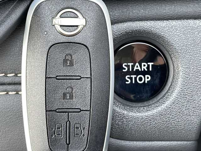 日産 セレナ e－パワー ハイウェイスター V 三重県 2025(令7)年 0.1万km未満 プリズムホワイト 登録済未使用車/純正12.3型ナビ/純正後席フリップダウンモニター/全周囲カメラ/プロパイロット/純正前後ドライブレコーダー/純正ビルトインETC2.0/純正デジタルインナーミラー/ワイヤレス充電器/ステアリングリモコン/電子パーキング/LEDヘッドライト/USB給電/ハンドル支援/衝突軽減ブレーキ/車線抑制/先行車発進お知らせ/踏み間違い防止/BSM/電動格納ミラー/禁煙車