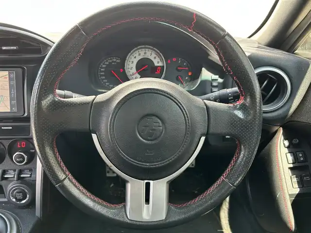 トヨタ ８６ GT 埼玉県 2012(平24)年 11.1万km ダークグレーメタリック SDナビ　品番:NSDD-W61/(AM/FM/BT/DVD)/ETC/前方ドライブレコーダー　品番:ZDR-012　/アイドリングストップ/オートライト/オートエアコン/プッシュスタートボタン/スマートキー×2/プッシュスタート/純正フロアマット/純正アルミホイールスタッドレスタイヤ/補助ミラー/車両/ナビ 取扱説明書/保証書
