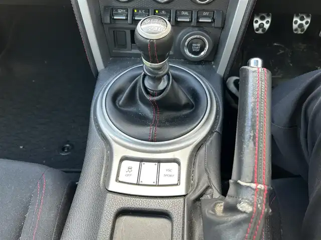 トヨタ ８６ GT 埼玉県 2012(平24)年 11.1万km ダークグレーメタリック SDナビ　品番:NSDD-W61/(AM/FM/BT/DVD)/ETC/前方ドライブレコーダー　品番:ZDR-012　/アイドリングストップ/オートライト/オートエアコン/プッシュスタートボタン/スマートキー×2/プッシュスタート/純正フロアマット/純正アルミホイールスタッドレスタイヤ/補助ミラー/車両/ナビ 取扱説明書/保証書