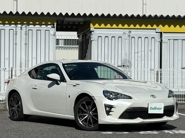 トヨタ ８６ GT 愛媛県 2017(平29)年 8.2万km クリスタルホワイトパール /ワンオーナー車//禁煙車//メモリナビ//AM/FM/BT/CD/DVD/USB/iPod//SD/フルセグ//クルーズコントロール//ETC//オートLEDヘッドライト//フォグランプ//電格ミラー//革巻きステアリング//ステアスイッチ//ISOFIX//照明付きバニティミラー//スペアタイヤ//プッシュスタート//スマートキー//スペアキー//取扱説明書//保証書