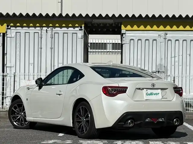 トヨタ ８６ GT 愛媛県 2017(平29)年 8.2万km クリスタルホワイトパール /ワンオーナー車//禁煙車//メモリナビ//AM/FM/BT/CD/DVD/USB/iPod//SD/フルセグ//クルーズコントロール//ETC//オートLEDヘッドライト//フォグランプ//電格ミラー//革巻きステアリング//ステアスイッチ//ISOFIX//照明付きバニティミラー//スペアタイヤ//プッシュスタート//スマートキー//スペアキー//取扱説明書//保証書