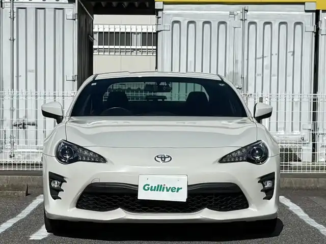 トヨタ ８６ GT 愛媛県 2017(平29)年 8.2万km クリスタルホワイトパール /ワンオーナー車//禁煙車//メモリナビ//AM/FM/BT/CD/DVD/USB/iPod//SD/フルセグ//クルーズコントロール//ETC//オートLEDヘッドライト//フォグランプ//電格ミラー//革巻きステアリング//ステアスイッチ//ISOFIX//照明付きバニティミラー//スペアタイヤ//プッシュスタート//スマートキー//スペアキー//取扱説明書//保証書