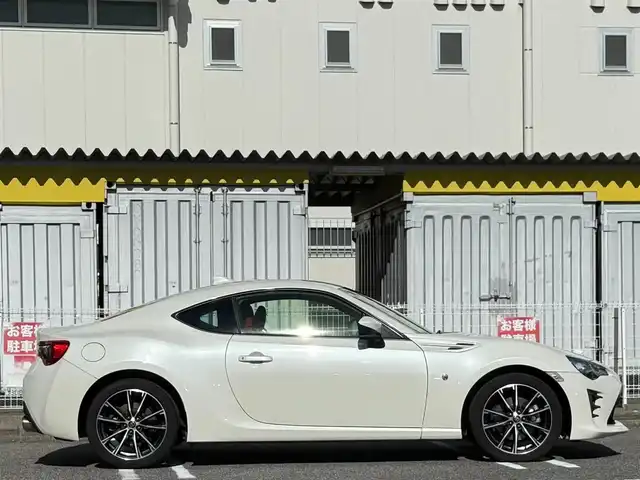トヨタ ８６ GT 愛媛県 2017(平29)年 8.2万km クリスタルホワイトパール /ワンオーナー車//禁煙車//メモリナビ//AM/FM/BT/CD/DVD/USB/iPod//SD/フルセグ//クルーズコントロール//ETC//オートLEDヘッドライト//フォグランプ//電格ミラー//革巻きステアリング//ステアスイッチ//ISOFIX//照明付きバニティミラー//スペアタイヤ//プッシュスタート//スマートキー//スペアキー//取扱説明書//保証書