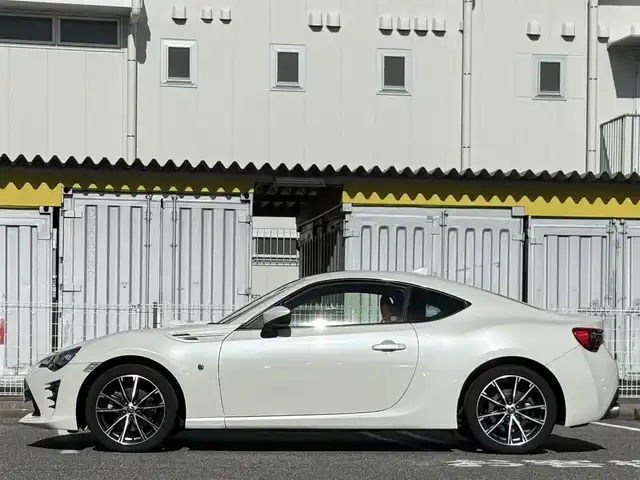 トヨタ ８６ GT 愛媛県 2017(平29)年 8.2万km クリスタルホワイトパール /ワンオーナー車//禁煙車//メモリナビ//AM/FM/BT/CD/DVD/USB/iPod//SD/フルセグ//クルーズコントロール//ETC//オートLEDヘッドライト//フォグランプ//電格ミラー//革巻きステアリング//ステアスイッチ//ISOFIX//照明付きバニティミラー//スペアタイヤ//プッシュスタート//スマートキー//スペアキー//取扱説明書//保証書