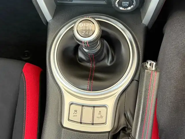 トヨタ ８６ GT 愛媛県 2017(平29)年 8.2万km クリスタルホワイトパール /ワンオーナー車//禁煙車//メモリナビ//AM/FM/BT/CD/DVD/USB/iPod//SD/フルセグ//クルーズコントロール//ETC//オートLEDヘッドライト//フォグランプ//電格ミラー//革巻きステアリング//ステアスイッチ//ISOFIX//照明付きバニティミラー//スペアタイヤ//プッシュスタート//スマートキー//スペアキー//取扱説明書//保証書