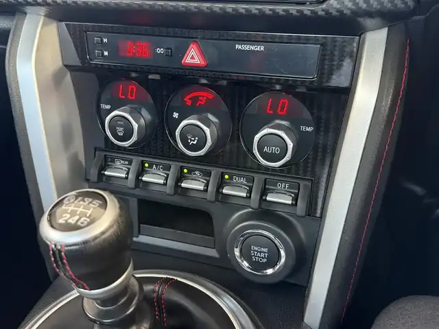 トヨタ ８６ GT 愛媛県 2017(平29)年 8.2万km クリスタルホワイトパール /ワンオーナー車//禁煙車//メモリナビ//AM/FM/BT/CD/DVD/USB/iPod//SD/フルセグ//クルーズコントロール//ETC//オートLEDヘッドライト//フォグランプ//電格ミラー//革巻きステアリング//ステアスイッチ//ISOFIX//照明付きバニティミラー//スペアタイヤ//プッシュスタート//スマートキー//スペアキー//取扱説明書//保証書