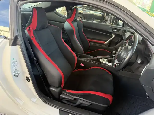 トヨタ ８６ GT 愛媛県 2017(平29)年 8.2万km クリスタルホワイトパール /ワンオーナー車//禁煙車//メモリナビ//AM/FM/BT/CD/DVD/USB/iPod//SD/フルセグ//クルーズコントロール//ETC//オートLEDヘッドライト//フォグランプ//電格ミラー//革巻きステアリング//ステアスイッチ//ISOFIX//照明付きバニティミラー//スペアタイヤ//プッシュスタート//スマートキー//スペアキー//取扱説明書//保証書