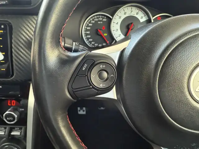 トヨタ ８６ GT 愛媛県 2017(平29)年 8.2万km クリスタルホワイトパール /ワンオーナー車//禁煙車//メモリナビ//AM/FM/BT/CD/DVD/USB/iPod//SD/フルセグ//クルーズコントロール//ETC//オートLEDヘッドライト//フォグランプ//電格ミラー//革巻きステアリング//ステアスイッチ//ISOFIX//照明付きバニティミラー//スペアタイヤ//プッシュスタート//スマートキー//スペアキー//取扱説明書//保証書
