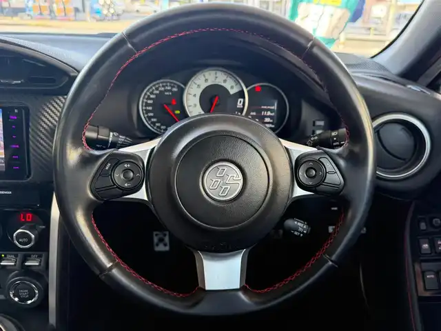 トヨタ ８６ GT 愛媛県 2017(平29)年 8.2万km クリスタルホワイトパール /ワンオーナー車//禁煙車//メモリナビ//AM/FM/BT/CD/DVD/USB/iPod//SD/フルセグ//クルーズコントロール//ETC//オートLEDヘッドライト//フォグランプ//電格ミラー//革巻きステアリング//ステアスイッチ//ISOFIX//照明付きバニティミラー//スペアタイヤ//プッシュスタート//スマートキー//スペアキー//取扱説明書//保証書