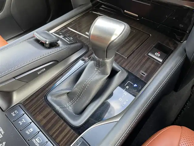 レクサス ＬＸ 570 ブラックシークエンス 愛知県 2019(令1)年 6.8万km ソニッククォーツ モデリスタフロントアンダースポイラー/モデリスタリアアンダースポイラー/モデリスタスポーツマフラー/TRD21インチアルミホイール/純正SDメモリーナビ/全方位カメラ/フルセグTV/リアエンターテイメント/CD/DVD/Blu-ray再生/ETC2.0/Bluetooth/USB/AUX/HDMI接続/パドルシフト/レーダークルーズコントロール/全席パワーシート/3列シート(3列目電動格納)/本革シート/シートヒーター(D/N/2列目)/シートベンチレーション(D/N/2列目)/ステアリングヒーター/サンルーフ/純正フロアマット/パワーバックドア/純正LEDヘッドライト/オートマチックハイビーム/コーナーセンサー/横滑り防止装置/衝突軽減ブレーキ/レーンキープアシスト/ブラインドスポットモニター/電動パーキングブレーキ/ドライブレコーダー(前)/クルールコントロール/アクティブハイトコントロールサスペンション/ヘッドアップディスプレイ/クールボックス/全席オートエアコン