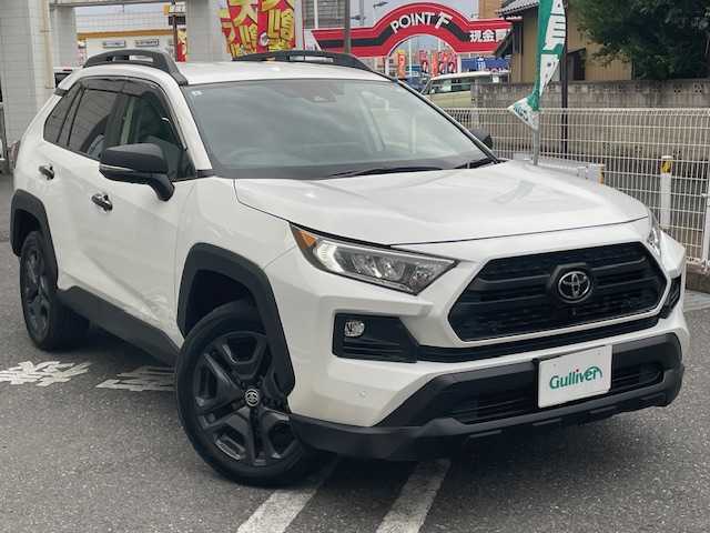 トヨタ ＲＡＶ４ アドベンチャー オフロードPKGⅡ 埼玉県 2023(令5)年 2.6万km スーパーホワイトⅡ ワンオーナー/専用合成皮革シート/純正10.5インチディスプレイオーディオ/　T-Connectナビ/DTV/BT/USB/タイプC/　AppleCarPlay/AndroidAuto/パノラミックビューモニター/トヨタセーフティセンス/　・プリクラッシュセーフティ/　・レーントレーシングアシスト/　・ロードサインアシスト/　・レーダークルーズコントロール/　・ブラインドスポットモニター/　・クリアランスソナー/　・リヤクロストラフィックアラート/　・パーキングサポートブレーキ/マルチテレインセレクト/前後録画機能付きデジタルインナーミラー/運転席パワーシート/前席シートヒーター＆ベンチレーション/ステアリングヒーター/パワーバックドア/アドベンチャー専用19インチAW/ルーフレール/オートハイビーム/ウィンドシールドデアイサー/後席タイプCポート/TRDドアハンドルプロテクター/ラゲージAC100V電源/LEDヘッドライト＆フォグ/ビルトインETC2.0/スマートキー/スペアキー