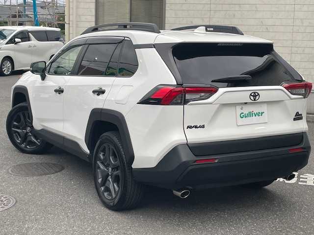 トヨタ ＲＡＶ４ アドベンチャー オフロードPKGⅡ 埼玉県 2023(令5)年 2.6万km スーパーホワイトⅡ ワンオーナー/専用合成皮革シート/純正10.5インチディスプレイオーディオ/　T-Connectナビ/DTV/BT/USB/タイプC/　AppleCarPlay/AndroidAuto/パノラミックビューモニター/トヨタセーフティセンス/　・プリクラッシュセーフティ/　・レーントレーシングアシスト/　・ロードサインアシスト/　・レーダークルーズコントロール/　・ブラインドスポットモニター/　・クリアランスソナー/　・リヤクロストラフィックアラート/　・パーキングサポートブレーキ/マルチテレインセレクト/前後録画機能付きデジタルインナーミラー/運転席パワーシート/前席シートヒーター＆ベンチレーション/ステアリングヒーター/パワーバックドア/アドベンチャー専用19インチAW/ルーフレール/オートハイビーム/ウィンドシールドデアイサー/後席タイプCポート/TRDドアハンドルプロテクター/ラゲージAC100V電源/LEDヘッドライト＆フォグ/ビルトインETC2.0/スマートキー/スペアキー