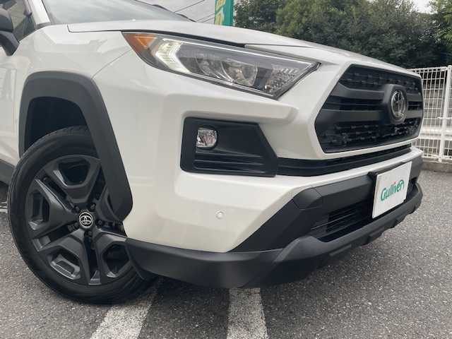 トヨタ ＲＡＶ４ アドベンチャー オフロードPKGⅡ 埼玉県 2023(令5)年 2.6万km スーパーホワイトⅡ ワンオーナー/専用合成皮革シート/純正10.5インチディスプレイオーディオ/　T-Connectナビ/DTV/BT/USB/タイプC/　AppleCarPlay/AndroidAuto/パノラミックビューモニター/トヨタセーフティセンス/　・プリクラッシュセーフティ/　・レーントレーシングアシスト/　・ロードサインアシスト/　・レーダークルーズコントロール/　・ブラインドスポットモニター/　・クリアランスソナー/　・リヤクロストラフィックアラート/　・パーキングサポートブレーキ/マルチテレインセレクト/前後録画機能付きデジタルインナーミラー/運転席パワーシート/前席シートヒーター＆ベンチレーション/ステアリングヒーター/パワーバックドア/アドベンチャー専用19インチAW/ルーフレール/オートハイビーム/ウィンドシールドデアイサー/後席タイプCポート/TRDドアハンドルプロテクター/ラゲージAC100V電源/LEDヘッドライト＆フォグ/ビルトインETC2.0/スマートキー/スペアキー