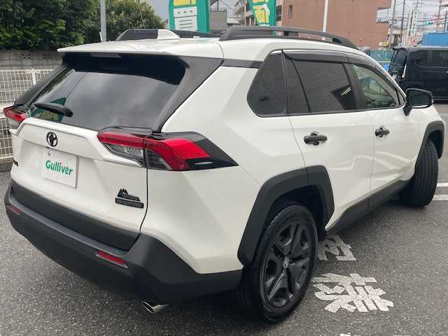 トヨタ ＲＡＶ４ アドベンチャー オフロードPKGⅡ 埼玉県 2023(令5)年 2.6万km スーパーホワイトⅡ ワンオーナー/専用合成皮革シート/純正10.5インチディスプレイオーディオ/　T-Connectナビ/DTV/BT/USB/タイプC/　AppleCarPlay/AndroidAuto/パノラミックビューモニター/トヨタセーフティセンス/　・プリクラッシュセーフティ/　・レーントレーシングアシスト/　・ロードサインアシスト/　・レーダークルーズコントロール/　・ブラインドスポットモニター/　・クリアランスソナー/　・リヤクロストラフィックアラート/　・パーキングサポートブレーキ/マルチテレインセレクト/前後録画機能付きデジタルインナーミラー/運転席パワーシート/前席シートヒーター＆ベンチレーション/ステアリングヒーター/パワーバックドア/アドベンチャー専用19インチAW/ルーフレール/オートハイビーム/ウィンドシールドデアイサー/後席タイプCポート/TRDドアハンドルプロテクター/ラゲージAC100V電源/LEDヘッドライト＆フォグ/ビルトインETC2.0/スマートキー/スペアキー