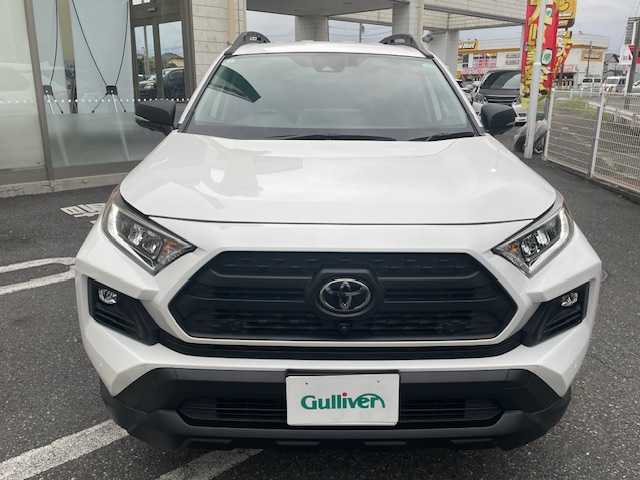 トヨタ ＲＡＶ４ アドベンチャー オフロードPKGⅡ 埼玉県 2023(令5)年 2.6万km スーパーホワイトⅡ ワンオーナー/専用合成皮革シート/純正10.5インチディスプレイオーディオ/　T-Connectナビ/DTV/BT/USB/タイプC/　AppleCarPlay/AndroidAuto/パノラミックビューモニター/トヨタセーフティセンス/　・プリクラッシュセーフティ/　・レーントレーシングアシスト/　・ロードサインアシスト/　・レーダークルーズコントロール/　・ブラインドスポットモニター/　・クリアランスソナー/　・リヤクロストラフィックアラート/　・パーキングサポートブレーキ/マルチテレインセレクト/前後録画機能付きデジタルインナーミラー/運転席パワーシート/前席シートヒーター＆ベンチレーション/ステアリングヒーター/パワーバックドア/アドベンチャー専用19インチAW/ルーフレール/オートハイビーム/ウィンドシールドデアイサー/後席タイプCポート/TRDドアハンドルプロテクター/ラゲージAC100V電源/LEDヘッドライト＆フォグ/ビルトインETC2.0/スマートキー/スペアキー