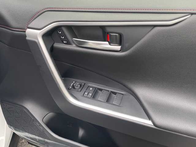 トヨタ ＲＡＶ４ アドベンチャー オフロードPKGⅡ 埼玉県 2023(令5)年 2.6万km スーパーホワイトⅡ ワンオーナー/専用合成皮革シート/純正10.5インチディスプレイオーディオ/　T-Connectナビ/DTV/BT/USB/タイプC/　AppleCarPlay/AndroidAuto/パノラミックビューモニター/トヨタセーフティセンス/　・プリクラッシュセーフティ/　・レーントレーシングアシスト/　・ロードサインアシスト/　・レーダークルーズコントロール/　・ブラインドスポットモニター/　・クリアランスソナー/　・リヤクロストラフィックアラート/　・パーキングサポートブレーキ/マルチテレインセレクト/前後録画機能付きデジタルインナーミラー/運転席パワーシート/前席シートヒーター＆ベンチレーション/ステアリングヒーター/パワーバックドア/アドベンチャー専用19インチAW/ルーフレール/オートハイビーム/ウィンドシールドデアイサー/後席タイプCポート/TRDドアハンドルプロテクター/ラゲージAC100V電源/LEDヘッドライト＆フォグ/ビルトインETC2.0/スマートキー/スペアキー