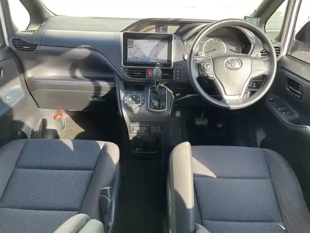 トヨタ ヴォクシー X Cパッケージ 佐賀県 2015(平27)年 14.5万km ホワイトパールクリスタルシャイン 純正SDナビ/AM/FM/BT/SD/CD/フルセグ/バックカメラ/ビルトインETC/ドライブレコーダー/片側パワースライドドア/ステアリングリモコン/MTモード付AT/レーダー探知機/リモコンキー/ヘッドライトレベライザー/電動格納ミラー/ウィンカーミラー/純正フロアマット/ドアバイザー