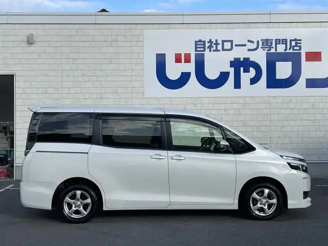 トヨタ ヴォクシー X Cパッケージ 佐賀県 2015(平27)年 14.5万km ホワイトパールクリスタルシャイン 純正SDナビ/AM/FM/BT/SD/CD/フルセグ/バックカメラ/ビルトインETC/ドライブレコーダー/片側パワースライドドア/ステアリングリモコン/MTモード付AT/レーダー探知機/リモコンキー/ヘッドライトレベライザー/電動格納ミラー/ウィンカーミラー/純正フロアマット/ドアバイザー