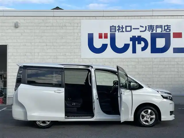 トヨタ ヴォクシー X Cパッケージ 佐賀県 2015(平27)年 14.5万km ホワイトパールクリスタルシャイン 純正SDナビ/AM/FM/BT/SD/CD/フルセグ/バックカメラ/ビルトインETC/ドライブレコーダー/片側パワースライドドア/ステアリングリモコン/MTモード付AT/レーダー探知機/リモコンキー/ヘッドライトレベライザー/電動格納ミラー/ウィンカーミラー/純正フロアマット/ドアバイザー