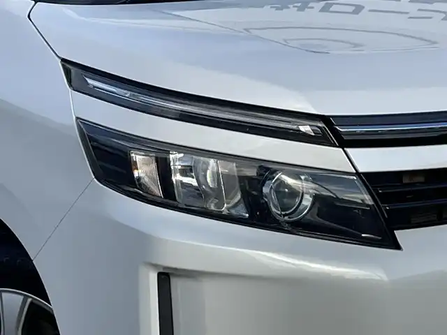 トヨタ ヴォクシー X Cパッケージ 佐賀県 2015(平27)年 14.5万km ホワイトパールクリスタルシャイン 純正SDナビ/AM/FM/BT/SD/CD/フルセグ/バックカメラ/ビルトインETC/ドライブレコーダー/片側パワースライドドア/ステアリングリモコン/MTモード付AT/レーダー探知機/リモコンキー/ヘッドライトレベライザー/電動格納ミラー/ウィンカーミラー/純正フロアマット/ドアバイザー