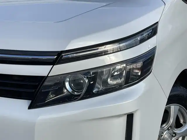 トヨタ ヴォクシー X Cパッケージ 佐賀県 2015(平27)年 14.5万km ホワイトパールクリスタルシャイン 純正SDナビ/AM/FM/BT/SD/CD/フルセグ/バックカメラ/ビルトインETC/ドライブレコーダー/片側パワースライドドア/ステアリングリモコン/MTモード付AT/レーダー探知機/リモコンキー/ヘッドライトレベライザー/電動格納ミラー/ウィンカーミラー/純正フロアマット/ドアバイザー