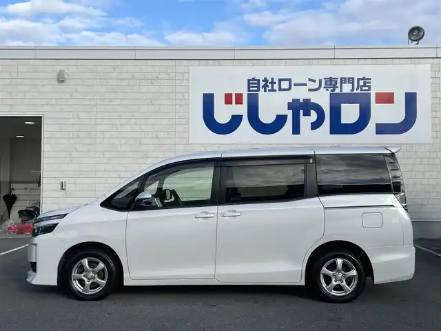 トヨタ ヴォクシー X Cパッケージ 佐賀県 2015(平27)年 14.5万km ホワイトパールクリスタルシャイン 純正SDナビ/AM/FM/BT/SD/CD/フルセグ/バックカメラ/ビルトインETC/ドライブレコーダー/片側パワースライドドア/ステアリングリモコン/MTモード付AT/レーダー探知機/リモコンキー/ヘッドライトレベライザー/電動格納ミラー/ウィンカーミラー/純正フロアマット/ドアバイザー