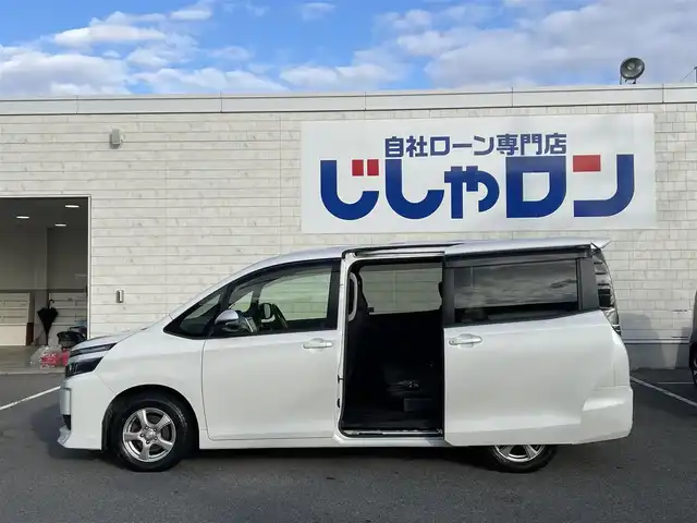 トヨタ ヴォクシー X Cパッケージ 佐賀県 2015(平27)年 14.5万km ホワイトパールクリスタルシャイン 純正SDナビ/AM/FM/BT/SD/CD/フルセグ/バックカメラ/ビルトインETC/ドライブレコーダー/片側パワースライドドア/ステアリングリモコン/MTモード付AT/レーダー探知機/リモコンキー/ヘッドライトレベライザー/電動格納ミラー/ウィンカーミラー/純正フロアマット/ドアバイザー