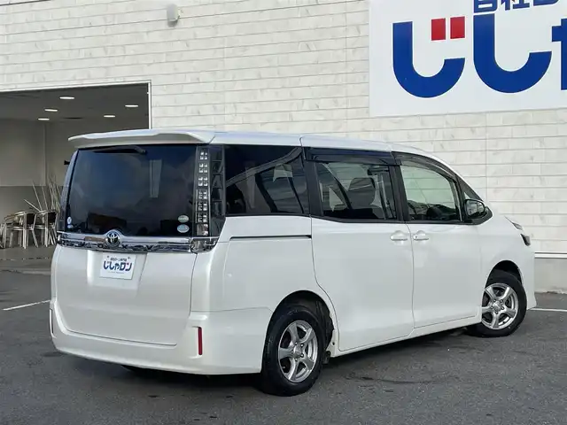 トヨタ ヴォクシー X Cパッケージ 佐賀県 2015(平27)年 14.5万km ホワイトパールクリスタルシャイン 純正SDナビ/AM/FM/BT/SD/CD/フルセグ/バックカメラ/ビルトインETC/ドライブレコーダー/片側パワースライドドア/ステアリングリモコン/MTモード付AT/レーダー探知機/リモコンキー/ヘッドライトレベライザー/電動格納ミラー/ウィンカーミラー/純正フロアマット/ドアバイザー