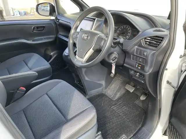 トヨタ ヴォクシー X Cパッケージ 佐賀県 2015(平27)年 14.5万km ホワイトパールクリスタルシャイン 純正SDナビ/AM/FM/BT/SD/CD/フルセグ/バックカメラ/ビルトインETC/ドライブレコーダー/片側パワースライドドア/ステアリングリモコン/MTモード付AT/レーダー探知機/リモコンキー/ヘッドライトレベライザー/電動格納ミラー/ウィンカーミラー/純正フロアマット/ドアバイザー